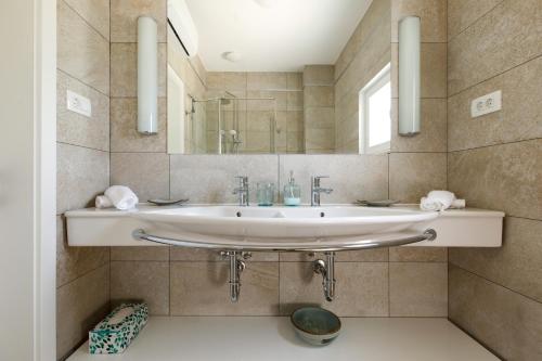 Private Seaside Jacuzzi Villa Anadea