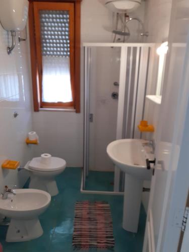 y baño con 2 lavabos y ducha. en Casa Vacanza Fiorella, en Torre dell'Orso