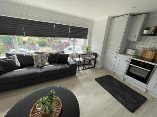 sala de estar con sofá y mesa en Great for contractors- free parking en Southampton