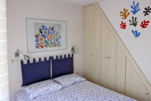 una camera con letto e testiera blu di Havikee, private beach villa! a Ormos Panagias