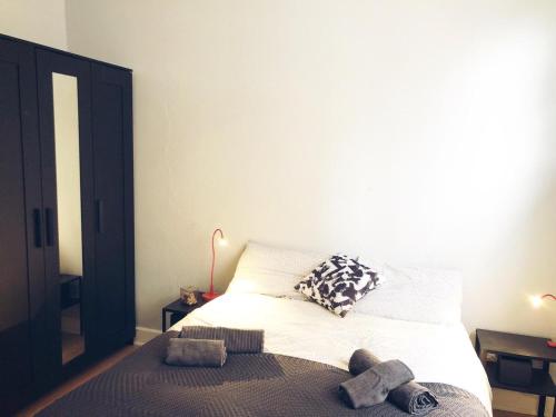 a bedroom with a bed with two towels on it at Apartamento centrico junto al museo con wifi in Bilbao