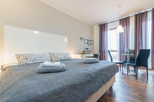 um quarto com uma cama grande com duas almofadas em Apartman Chiara em Rijeka