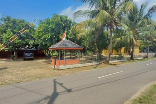 um gazebo na berma de uma estrada em AA BUNGSU Syariah Balekambang Ciletuh Sukabumi RedPartner em Cilowa