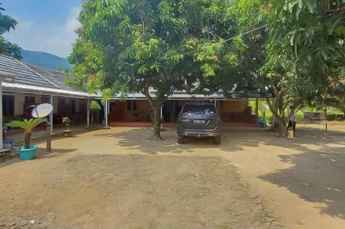 a car parked in a driveway in front of a house at AA BUNGSU Syariah Balekambang Ciletuh Sukabumi RedPartner in Cilowa