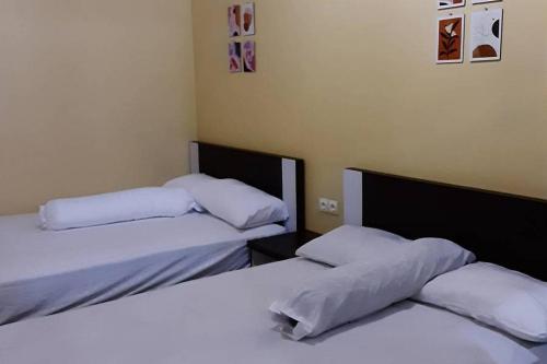 Ліжко або ліжка в номері Guest House Syariah LP3B Brebes RedPartner