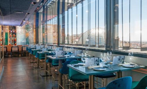 Un restaurante u otro lugar para comer en Smartrental Collection Gran Vía Centric