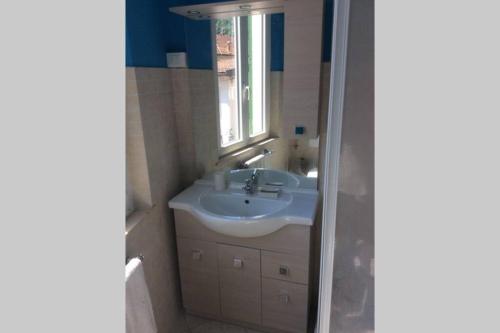 baño con lavabo y ventana en Ca' Rosetta Your home near Cinque Terre & Versilia, en Arcola