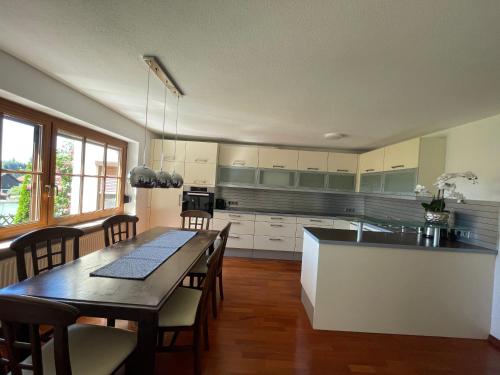 cocina con mesa y comedor en Ferienwohnung Siglreitmaier 2, en Chieming