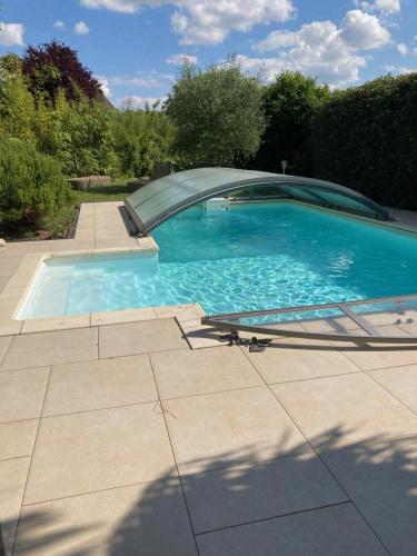 una gran piscina con una patineta. en Le chemin de la Loire, en Amboise