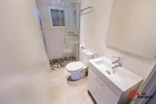 A bathroom at Roses Apartments 1 - vista mar lateral - 1habitacion