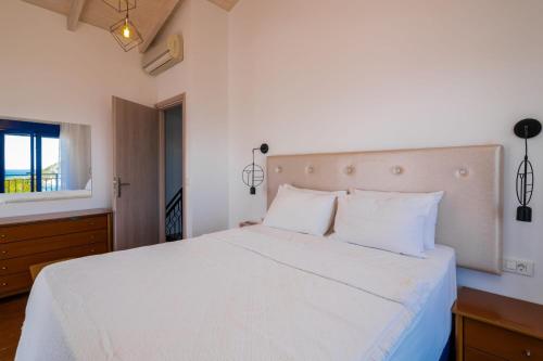 Ένα ή περισσότερα κρεβάτια σε δωμάτιο στο Armiriki Home with sea views, 50m from St Nikolaos Port