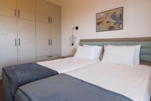 Ένα ή περισσότερα κρεβάτια σε δωμάτιο στο Armiriki Home with sea views, 50m from St Nikolaos Port