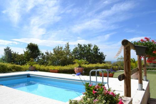 een zwembad in een achtertuin met een tuin bij B&B Le Corone - Chalet nel Bosco in Cavalo