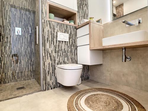 une salle de bain avec toilettes et douche dans l'établissement Nestor&Jeeves - ALBERT 1ER DESIGN - Hyper center - Very close sea and pedestrian zone, à Nice