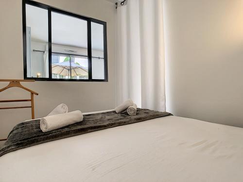 une chambre avec un lit et une fenêtre dans l'établissement Nestor&Jeeves - BERLIOZ PATIO - Central - Residential area - Patio 20m, à Nice