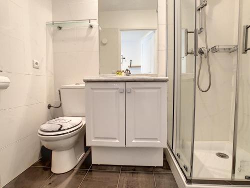 une salle de bain blanche avec toilettes et douche dans l'établissement Nestor&Jeeves - BERLIOZ PATIO - Central - Residential area - Patio 20m, à Nice