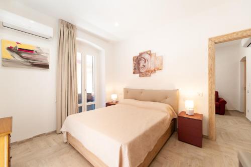 A bed or beds in a room at DOMO ALLE