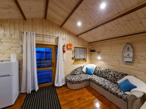 Posedenie v ubytovaní Siedlisko nr 4A nad jeziorem Skarlińskim, jezioro, mazury, domki letniskowe