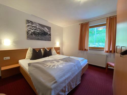 a hotel room with a bed and a window at Apart Hotel Neier in Ladis