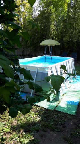 - une piscine avec un bateau et un parasol dans l'établissement Celtic Rivers, à Doué-la-Fontaine