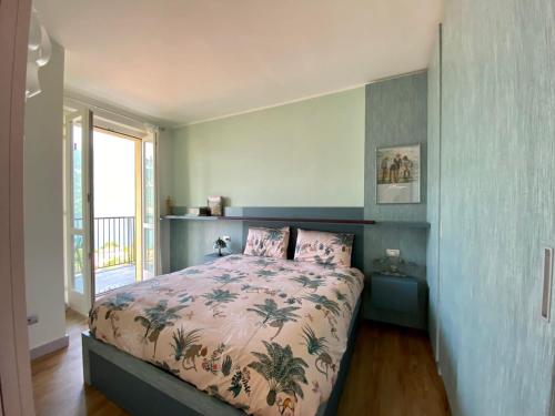 a bedroom with a bed with a colorful bedspread at Stella Volante in Bellagio