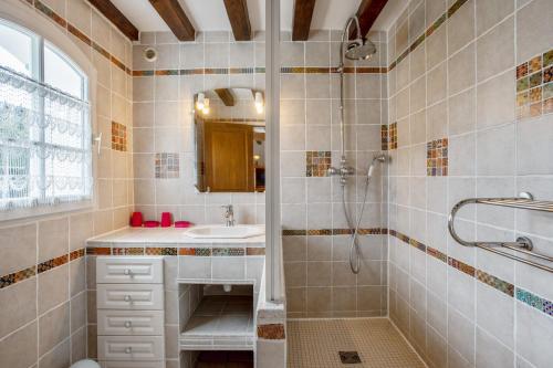 une salle de bain avec douche et lavabo dans l'établissement Maison de charme à Bangor avec grand jardin clos, à Bangor