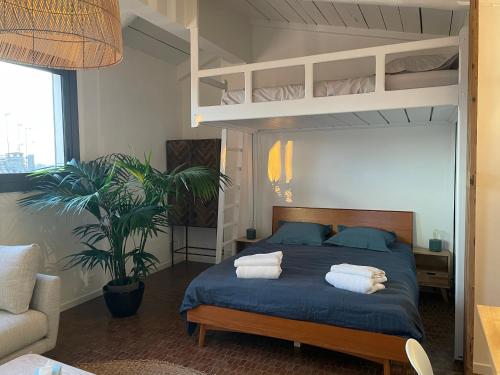- une chambre avec des lits superposés et 2 oreillers dans l'établissement sous les toits de st tropez, à Saint-Tropez