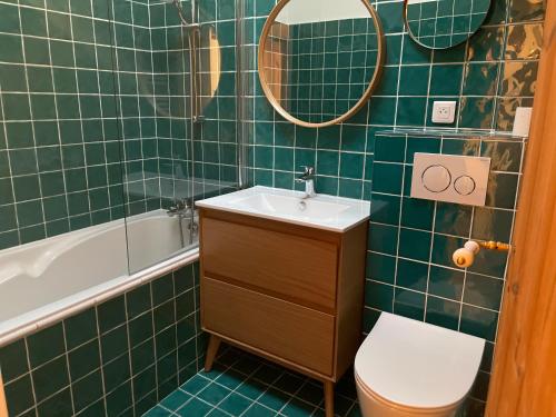 La salle de bains est pourvue de toilettes, d'un lavabo et d'un miroir. dans l'établissement sous les toits de st tropez, à Saint-Tropez