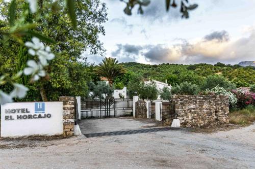 a gate to a house with a sign that reads hotel el honda at Hotel Rural El Horcajo de Ronda in Montecorto