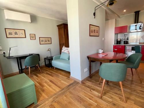 un petit salon avec une table et un canapé dans l'établissement Appartement mignon calme douillet ascenseur clim étage élevé proche parking et toutes commodités au coeur du Toulon historique, à Toulon