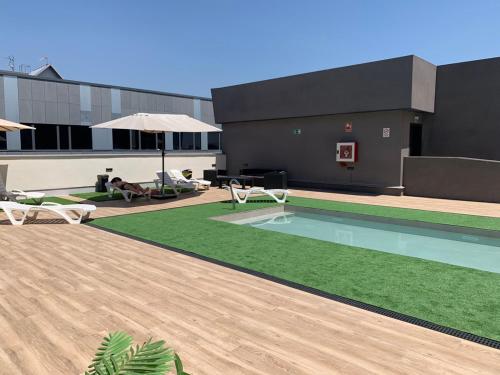 a building with a pool and a basketball court at Hotel BESTPRICE Alcalá in Madrid