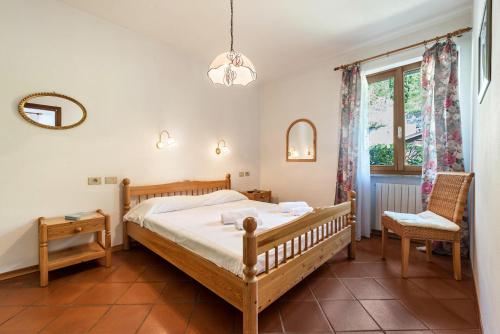1 dormitorio con cama y ventana en Apartment in Villa vista sole, en Tignale