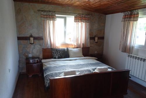 מיטה או מיטות בחדר ב-Семейна къща Лазарови
