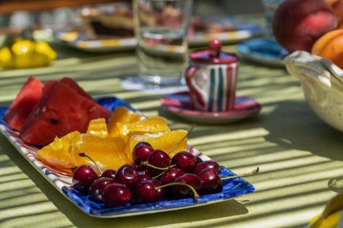a blue plate of fruit on a table at Villa Iolanda in Piano di Sorrento