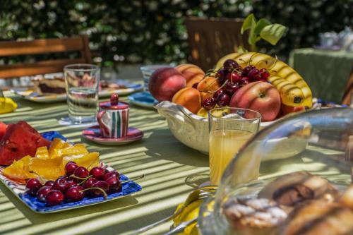 a table with a bowl of fruit and a bowl of juice at Villa Iolanda in Piano di Sorrento