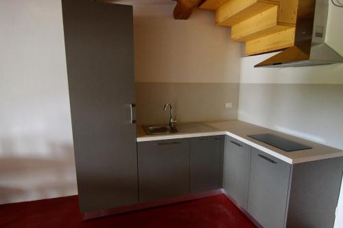 mała kuchnia ze zlewem i blatem w obiekcie Relais Mevigo - Casa Padronale w mieście Casola Valsenio