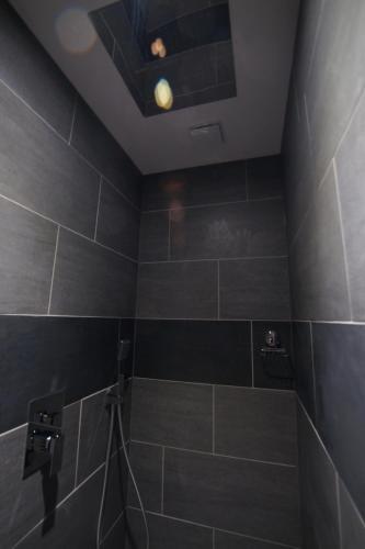 Bilik mandi di Appart' spa privatif Gray