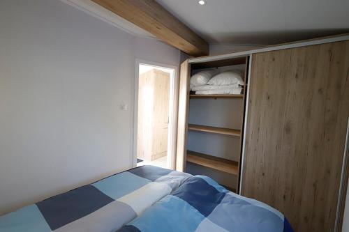 una camera con letto e scaffali blu e bianchi di 11-stedenchalet Hindeloopen - Nr. 47 a Molkwerum