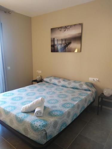 Un dormitorio con una cama con una toalla. en Apartamento Arenys de Munt - Costa Barcelona, Maresme -, en Arenys de Munt