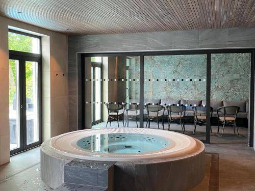 a room with a jacuzzi tub in the middle of a dining room at Best Western Valhall Park Hotell in Ängelholm