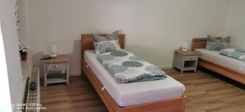 Un pat sau paturi într-o cameră la Monteurwohnung Krüger