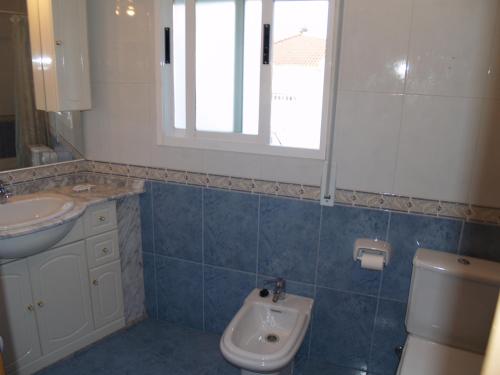 łazienka z umywalką i toaletą w obiekcie APARTAMENTOS PASEO DE LORDELO - 2 Izquierda w mieście O Grove