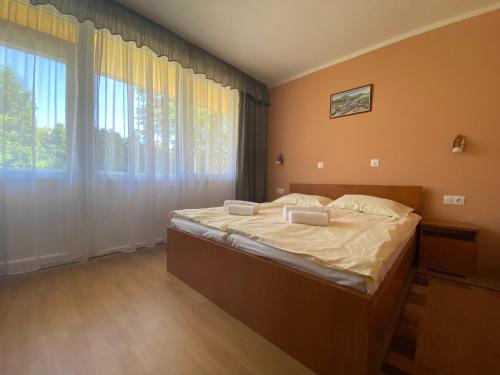 Postel nebo postele na pokoji v ubytování Arkánum Hotel