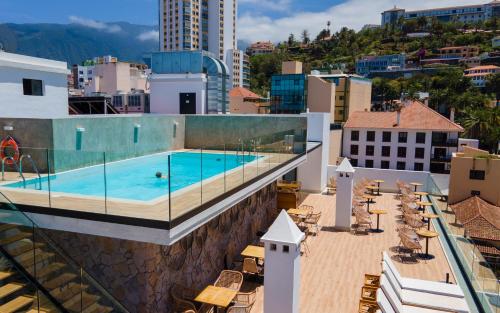 une piscine sur le toit d'un bâtiment dans l'établissement DWO Nopal, à Puerto de la Cruz