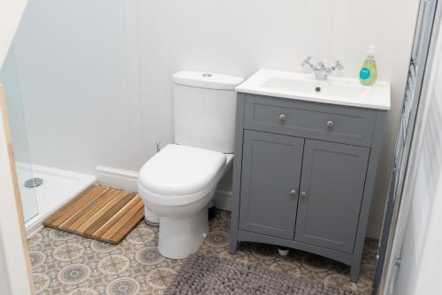 łazienka z toaletą i umywalką w obiekcie Victorian end-of-terrace, Boston Spa w mieście Boston Spa