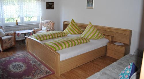 een bed met kussens in een kamer bij Ferienwohnung Treyer in Oppenau