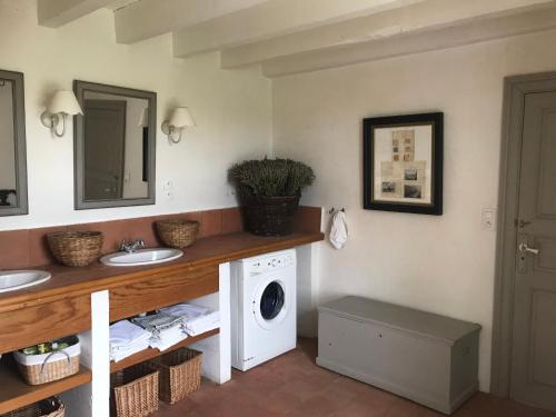 MontlaurにあるMaison vigneronneのバスルーム(シンク2台、洗濯機付)