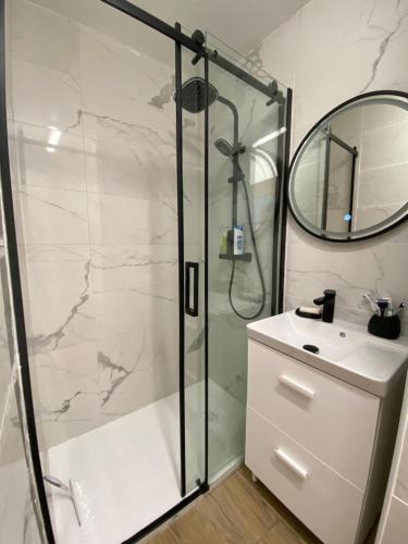 une salle de bain avec douche et lavabo dans l'établissement Studio 150 m de plage Golfe de Saint-Tropez, à Cavalaire-sur-Mer