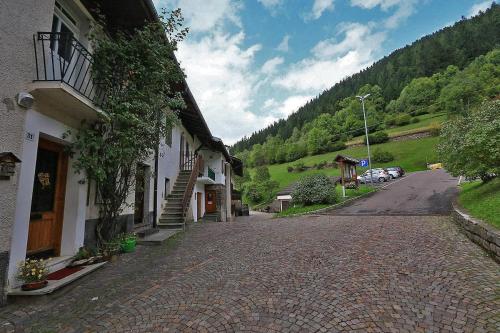 a cobblestone street next to a building on a mountain at Casa Sicina Alberto in Valfloriana