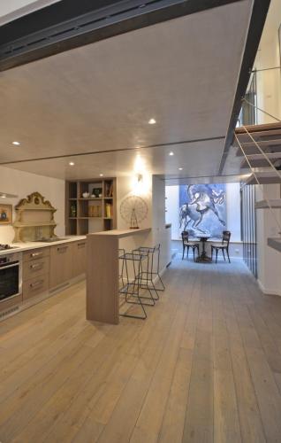 une grande cuisine avec une table et des chaises. dans l'établissement La Table, à Paris